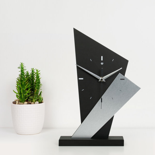 Arrow – Designer-Standuhr aus MDF mit Alu, Echtholz oder Steinfurnier