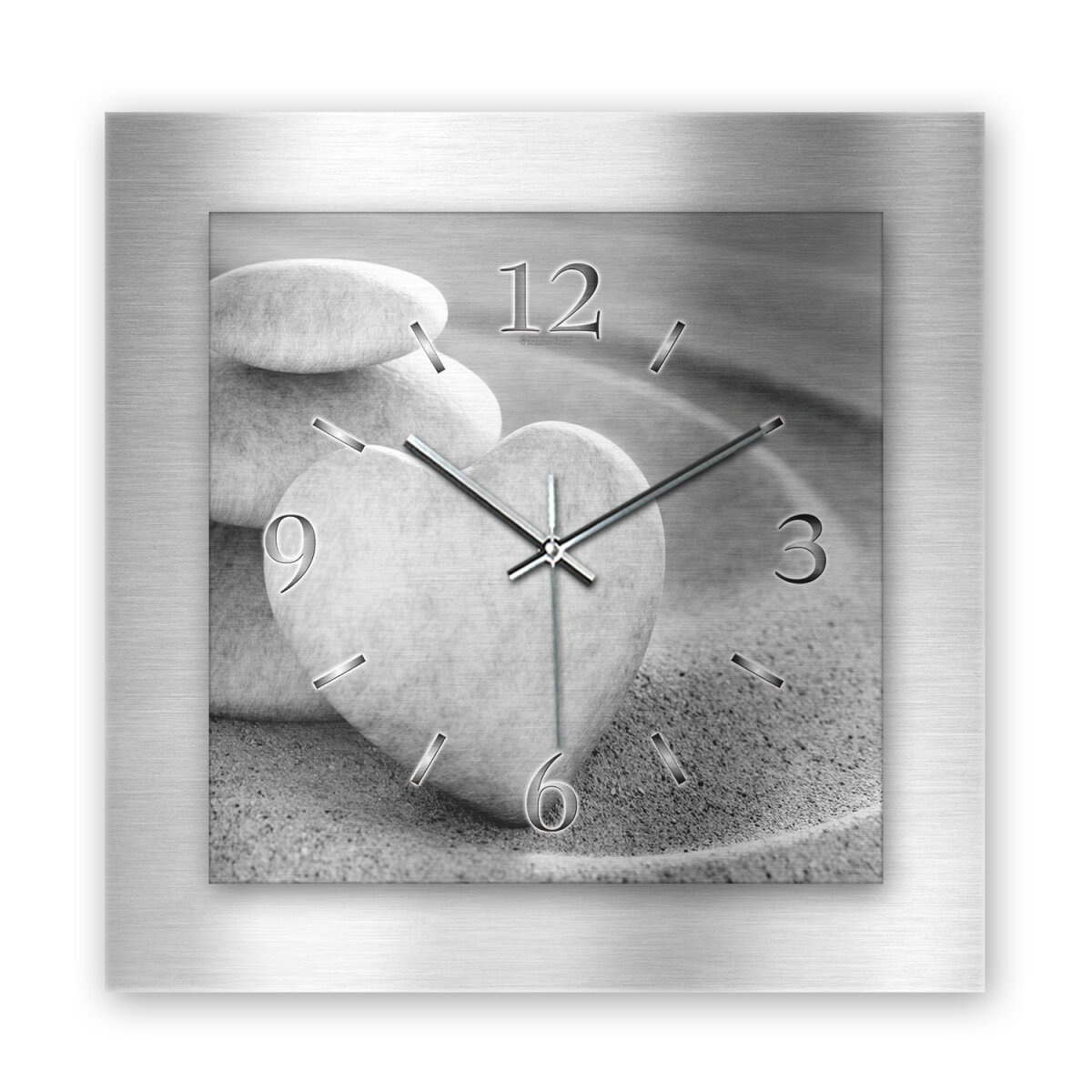 Steinherz – 3D Design-Wanduhr mit silbernem Alu-Rahmen