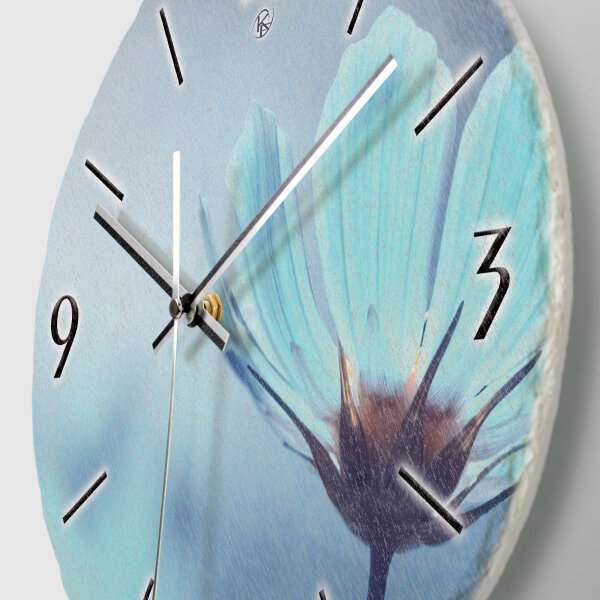 Blaue Blüten Design-Wanduhr aus Steinguss mit leisem Uhrwerk