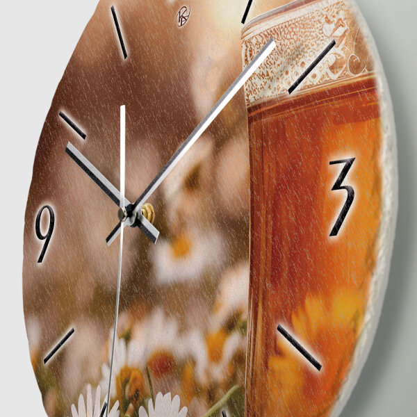 Kamille Design-Wanduhr aus Steinguss mit leisem Uhrwerk