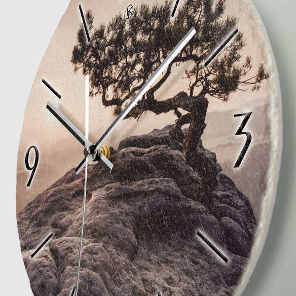 Einsamer Baum Design-Wanduhr aus Steinguss mit leisem Uhrwerk