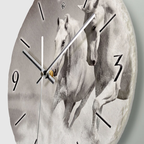 Weiße Pferde Design-Wanduhr aus Steinguss mit leisem Uhrwerk
