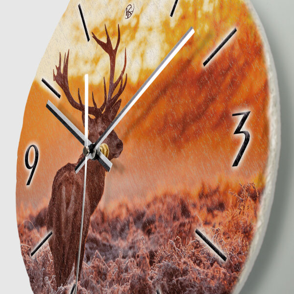 Hirsch Design-Wanduhr aus Steinguss mit leisem Uhrwerk