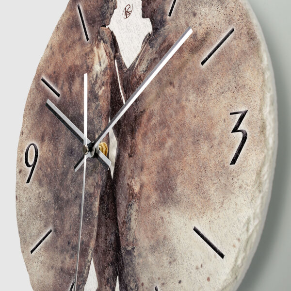 Liebe Design-Wanduhr aus Steinguss mit leisem Uhrwerk