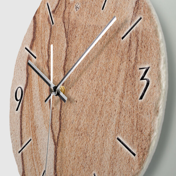 Marmor-Optik beige Design-Wanduhr aus Steinguss mit leisem Uhrwerk