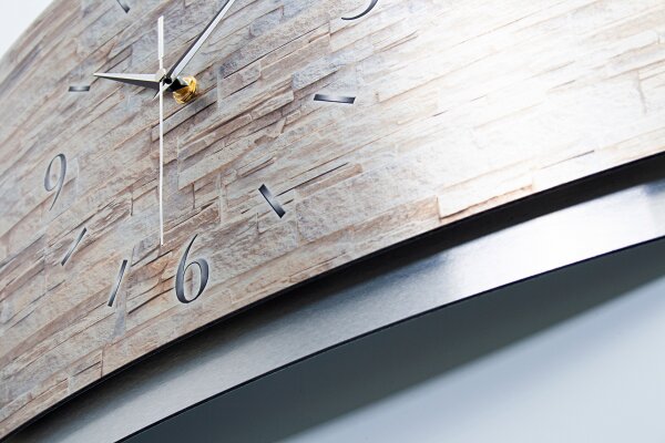 Stone – gewölbte 3D-Wanduhr mit silbernem Alu-Rahmen