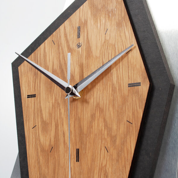 Mountain – Designer-Standuhr aus MDF mit Eiche & Metallic-Alu