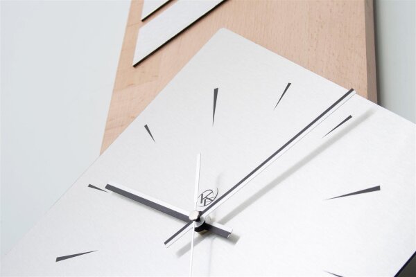 Design-Wanduhr aus Buche Massivholz mit flüsterleisem Uhrwerk | B-Ware