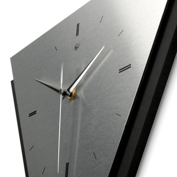 Dreieckige Designer-Wanduhr „Silver“ in modernem Look schwarz-silber-grau | B-Ware