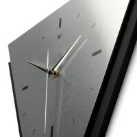 Dreieckige Designer-Wanduhr „Silver“ in modernem Look schwarz-silber-grau | B-Ware