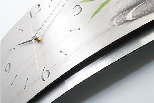 Relax – gewölbte 3D-Metallic-Wanduhr mit silbernem Alu-Rahmen