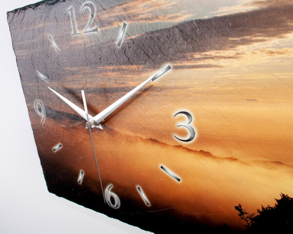 Sonnenaufgang Design-Wanduhr aus Steinguss mit leisem Uhrwerk