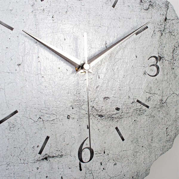 White Design-Wanduhr aus Steinguss mit leisem Uhrwerk