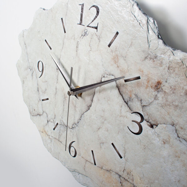 Marmor-Optik weiß Design-Wanduhr aus Steinguss mit leisem Uhrwerk