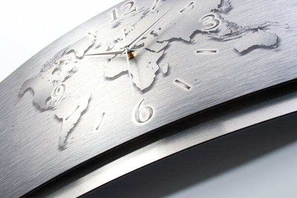 Weltkarte – gewölbte 3D-Metallic-Wanduhr mit silbernem Alu-Rahmen