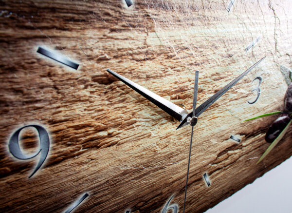 Oliven-Zweig Design-Wanduhr aus Steinguss mit leisem Uhrwerk