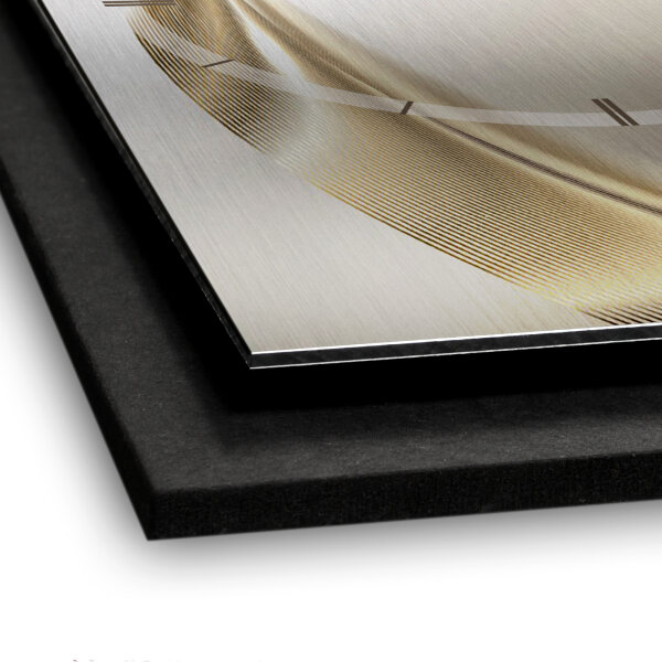 Elegant Golden Wave – Vertora Metallic Wanduhr aus Alu & MDF