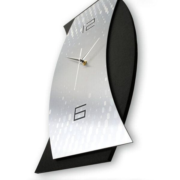Silver Light – Curvona Metallic Wanduhr aus Alu & MDF
